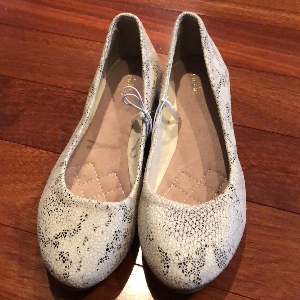 NWT sz 6 gray & white snake skin flats